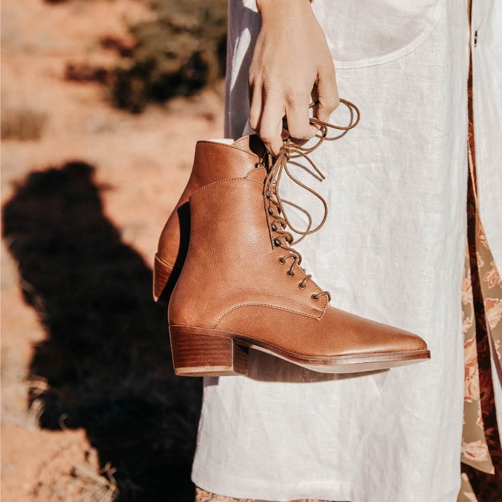 ISO Christy Dawn boots in canyon or camel size 9